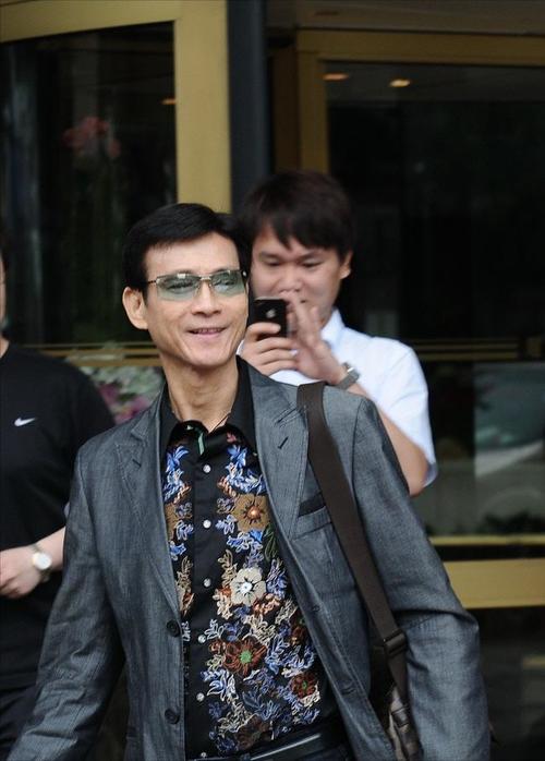 郑少秋老了也有气质,花衬衫配西装潇洒有型,看得出过得挺滋润