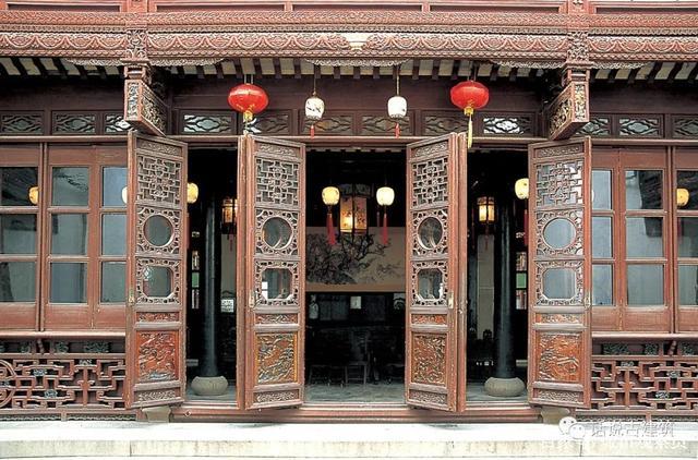 春在楼天香阁明间隔扇门六扇,隔心为不同造型玻璃窗,绦环板与裙板都是