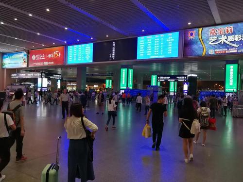 第一天,下班后直奔深圳北站,坐18:20的高铁到长沙,22:00到达长沙,车票