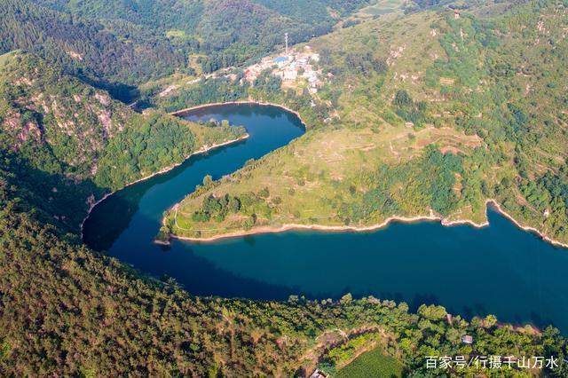 百丈崖水库位于济南章丘垛庄镇,是一座海拔500米左右的高山峡谷水库