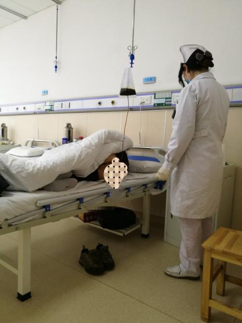 护理人员给肾衰竭患者进行保肾排毒中药汤剂直肠滴入治疗