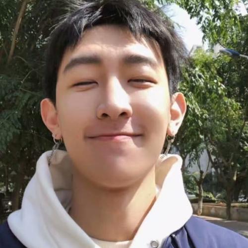 眯眼抿嘴憨笑头像