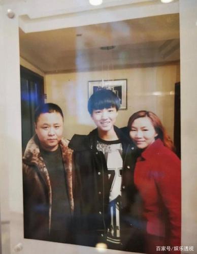 从晒出的照片可见,当天王俊凯爸妈同框亮相,奶茶店的柜台上不仅有小凯