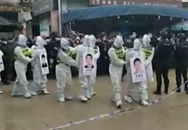 广西多人被押解游街示众挂巨幅头像照遭围观官方没有不合适