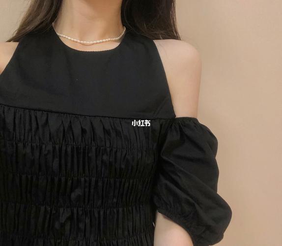 挂脖式黑色连衣裙_连衣裙_挂脖_ootd_露肩_奥地利_每日穿搭_时尚_穿搭