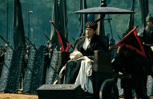 诸葛亮在两军阵前,常坐人力推动的四轮小车,为何不骑马?