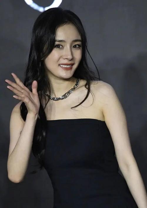 原创杨幂生图引热议,网友:34岁有皱纹不是很正常?