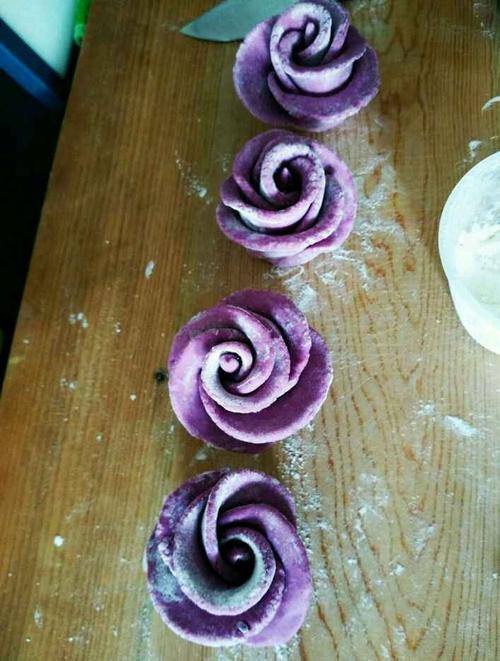 用紫薯面团制作玫瑰花