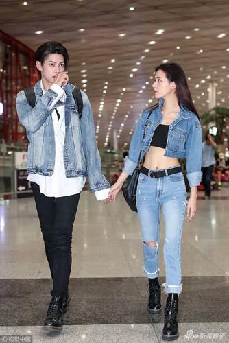 张予曦和新男友的机场摆拍 小蛮腰无敌了 网友:新男友