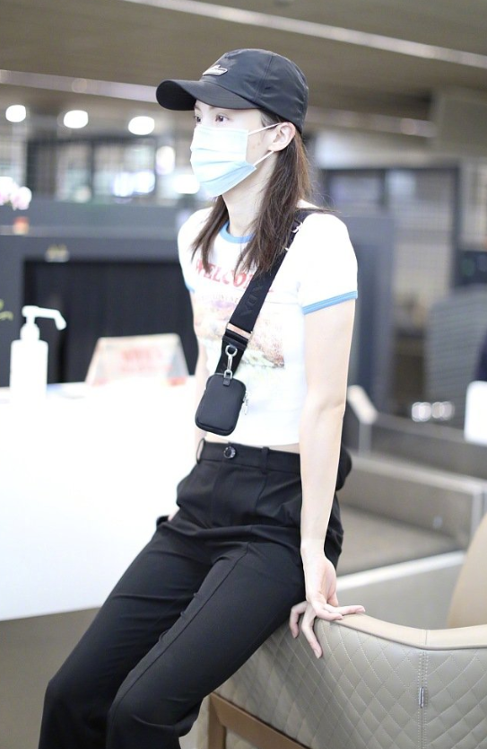 原创 金晨好身材就是任性,短袖t恤搭配黑色长裤,露出了纤细的腰肢