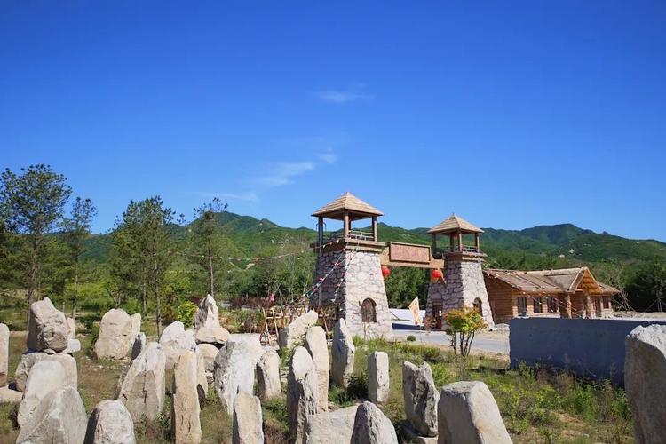 5米,东港市境内第一高峰——大城山而闻名四方. 景区可提供餐饮住宿