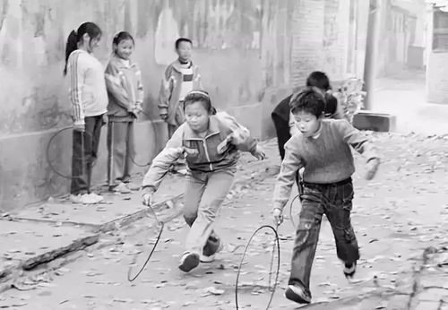 这是一个 "玩具不多,但游戏丰富"的年代