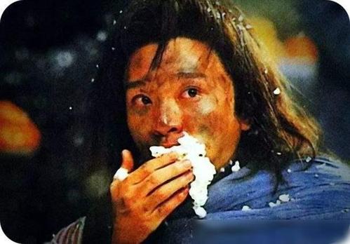 同样饰演乞丐,热巴邋里邋遢,黄渤最经典,她是来搞笑的