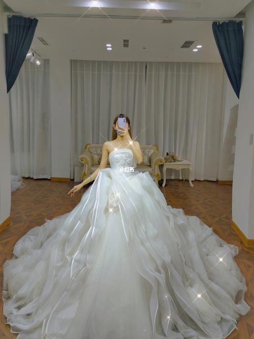 试纱自拍自带光环的婚纱96该选哪件呢?