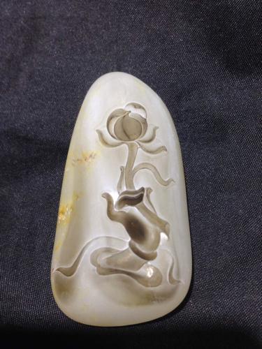 玉雕一只手拿着一朵荷花,这叫什么名字?大师求助!