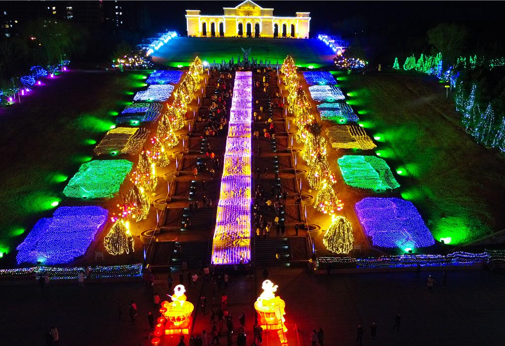 资料图:2021年2月19日,山西阳泉,北山公园彩灯点亮景区夜景,五彩缤纷