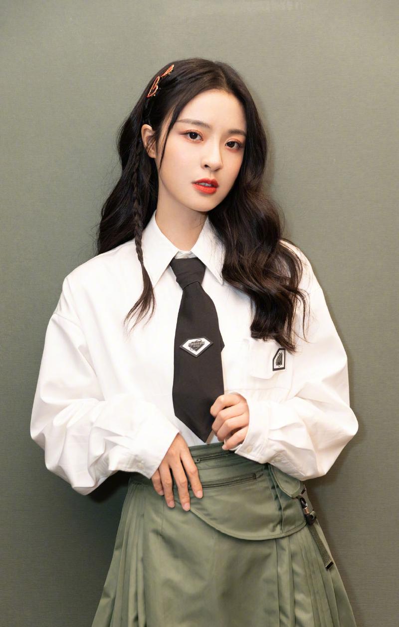 简介:李莎旻子甜美学院风写真图片,分享一组李莎旻子图片给大家,图中
