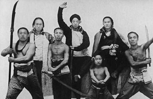 1900年八国联军侵略中国,进入北京烧杀抢掠的原因是什么?