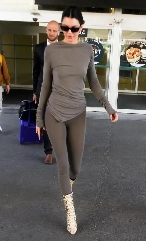 因为不管是两个姐姐,还是金小妹凯莉詹娜,身材都非常的特殊,只有肯豆