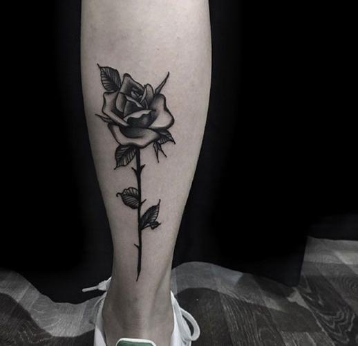 腿部带刺的玫瑰纹身图案