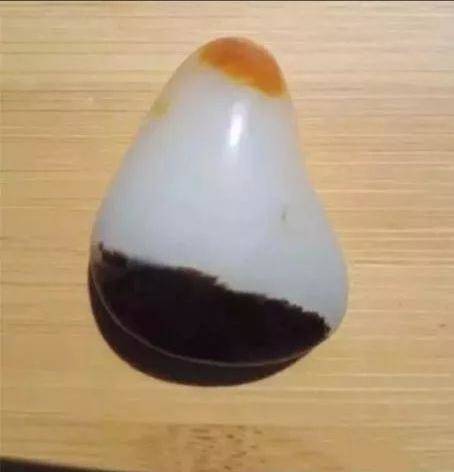 新疆三色天地皮和田玉籽料.重量22.