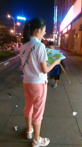 活动二:本班的几位学霸在补习之余通过发传单来锻炼自己,向他人推广好