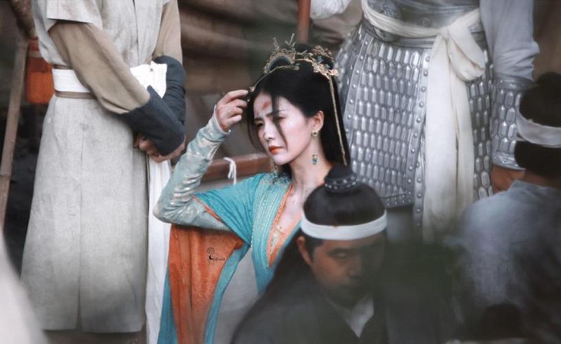 原创《长月烬明》服化道好高级,白鹿受伤妆路透,"战损美人"好绝