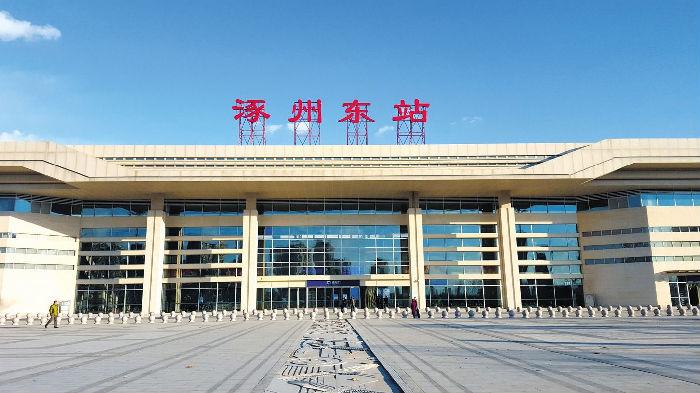 涿州东站高铁广告涿州高铁东站进出站玻璃贴广告价格招