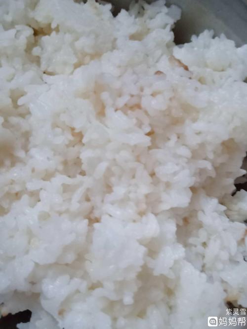 有红烧鸡肝,有油焖豆角,有绿豆汤对着白米饭,嗯吃了满满一大碗