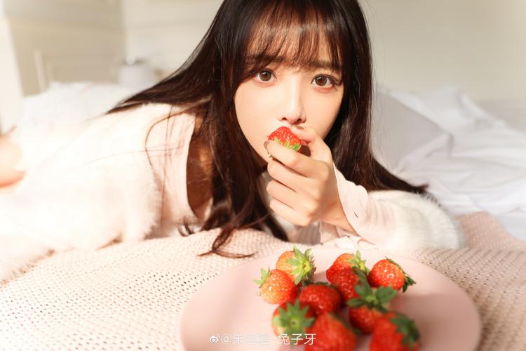 兔子牙(朱容君)2020最新个性写真