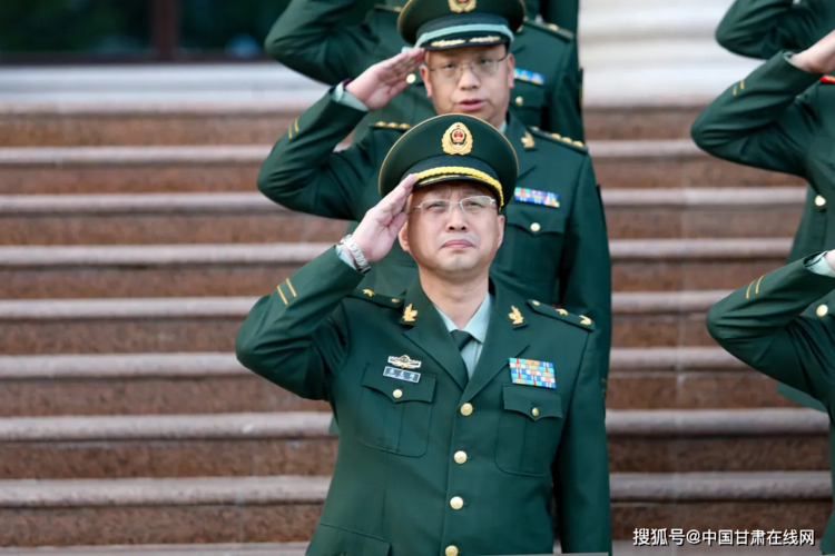 武警甘肃总队:国旗飘扬激斗志 戎装在身释忠诚