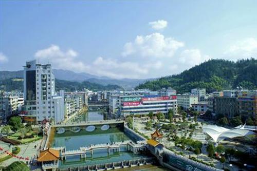 地处罗霄山脉中南段,南岭山脉北端,东面和东南与桂东县四都乡和青山乡