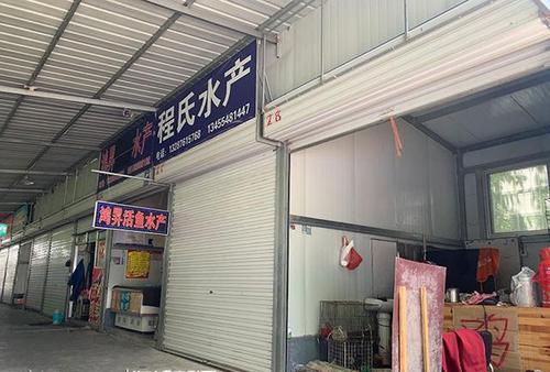 泰安一农贸市场内有活鸡现宰摊点 记者调查后"火速"关门