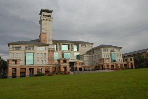 台湾东华大学:东湖观景桥,林荫大道,欧洲古堡风大楼 位于花莲的东华