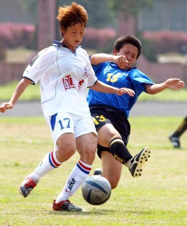 图文-[十运会]女足预赛南昌赛区 孙永霞吕曼玲拼抢