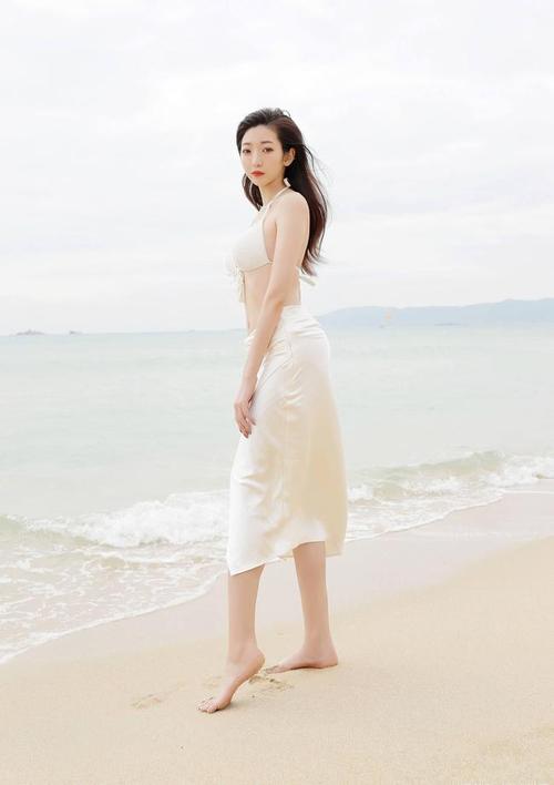 白色的比基尼套装清爽靓丽,无不透露着清新甜美的感觉