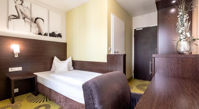 small single room altstadthotel guesthouse die galerie