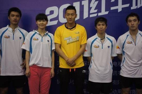 羽毛球赛得到国家体育总局乒羽中心的大力支持,受国家队委托,陈金与前