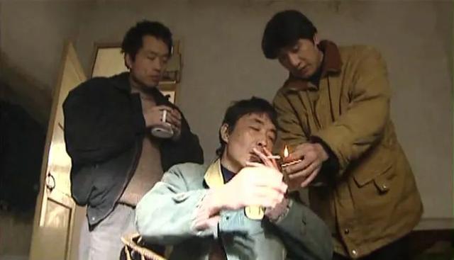 因饰演悍匪董雷一夜成名,演了25年坏人,今56岁的他却越活越温柔