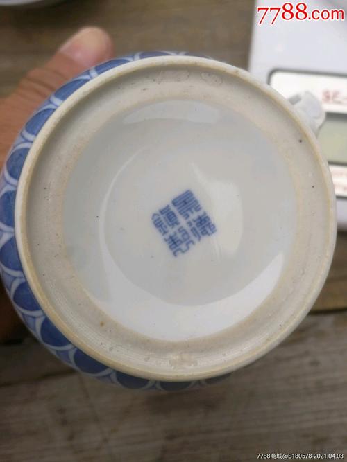 五六十年代景德镇制底款如意莲花纹边饰缠枝莲花卉图青花把杯3个,一个