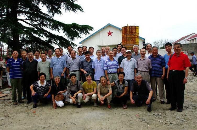 泰州红旗农场学八连组织2013年9月重返我们艰苦劳动的土地,那儿已经