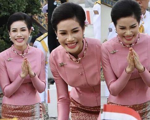 泰国王后与贵妃同穿粉裙比美被小7岁诗妮娜的小蛮腰抢了风头