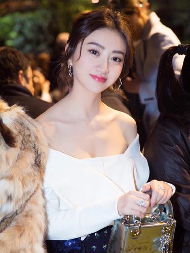 罕见玩性感 比范冰冰还美的景甜低胸装配红唇画面香艳