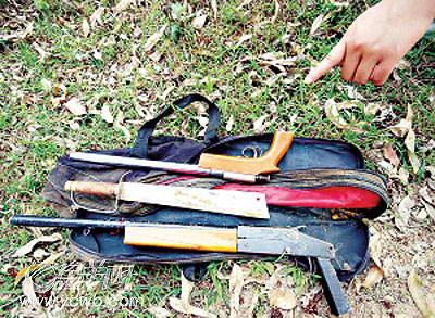 法治 正文     事发梅县畲江镇,警方6小时迅速破案,缴获2支雷鸣猎枪,3