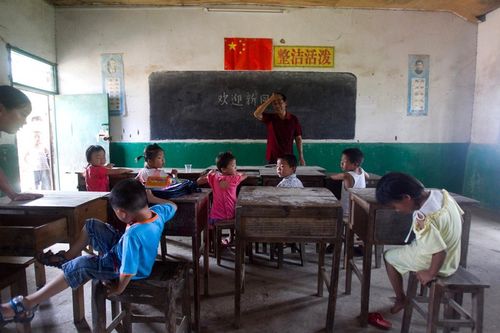 湖北麻城市3000多农村小学生自带课桌上学