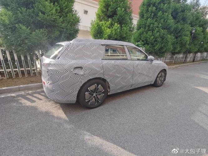从此前的谍照来看,这款中大型suv采用了小鹏汽车最新的家族设计语言