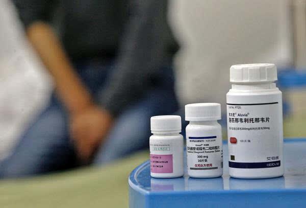 艾滋病病毒感染者每个月可以免费领取用于抗病毒治疗的药物.