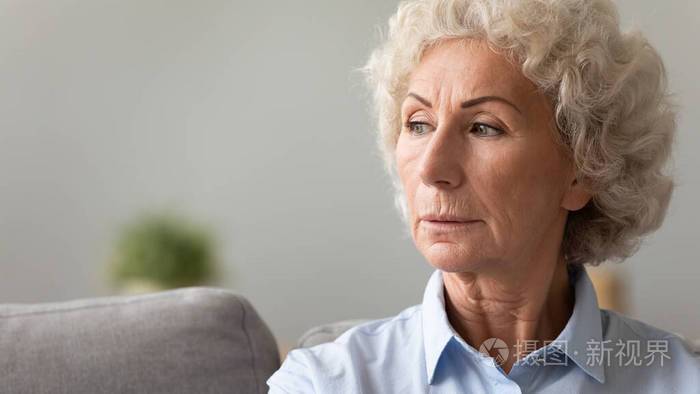 愁眉苦脸的老太太望向远方感到郁闷忧郁的概念