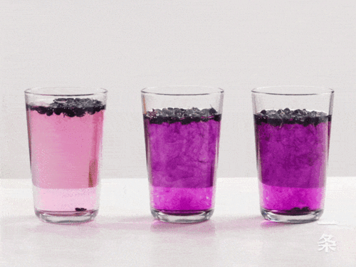 而假的染色黑枸杞,泡水后颜色不会随水的酸碱度变化.