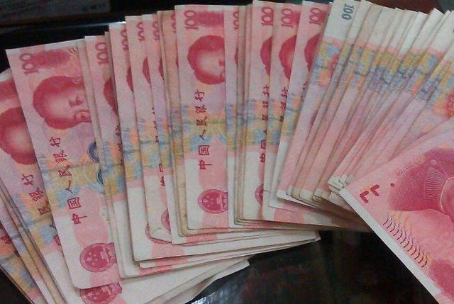 曹凤声音很大,拿着那两万块钱大吼:"你说,是不是背着我一直和她在联系